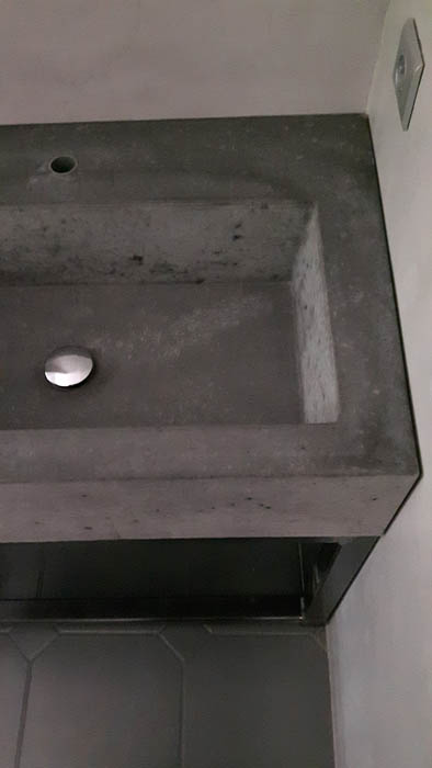 Betonnen-wasbak-badkamer-op-gelast-metalen-onderstel-blank-gelakt-