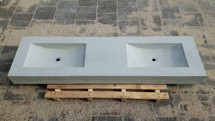 Dubbele-betonnen-wasbak-badkamermeubel-halfronde-uitsparing-kraan-uit-de-muur-vught-