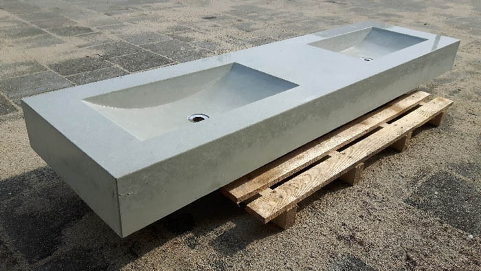 Dubbele-betonnen-wasbak-badkamermeubel-halfronde-uitsparing-kraan-uit-de-muur-vught-