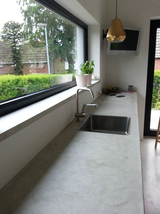 betonnen-keukenblad-vensterbank-witte-fronten-kleve-DE-