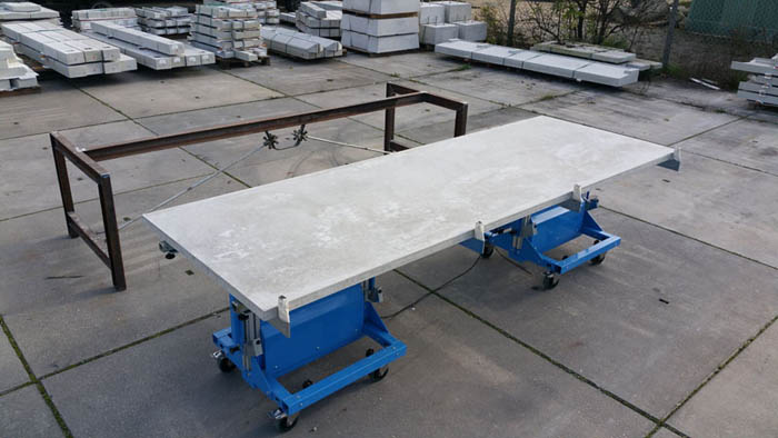 industriele-tafel-beton-staal-tillium-montagehulp-uden