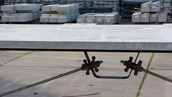 stoere robuuste industriele tafel betonnen tafelblad stalen onderstel uden