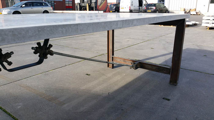 industriele-tafel-beton-stalen-onderstel-uden-