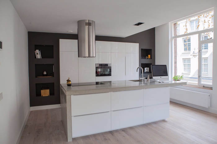 keuken-met-betonnen-keukenblad-en-zijwand-met-witte-fronten-en-antraciet-stucwerk-nissen-s-Hertogenbosch-