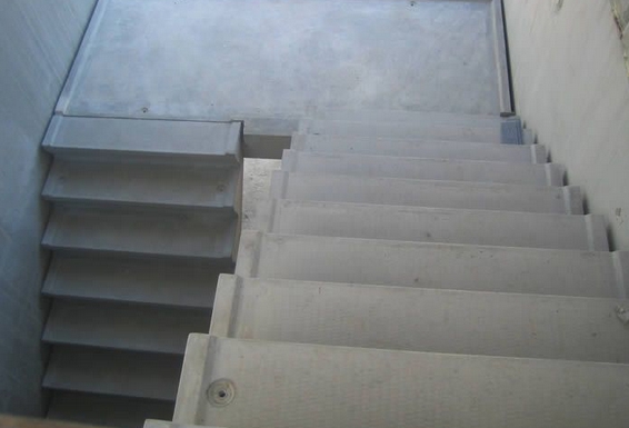 betonnen trap (haakse